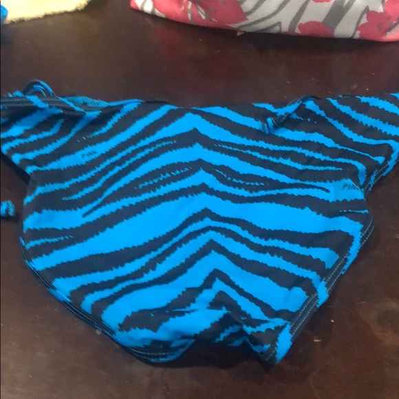 Pink blue triangle top L blue/blk stripe bottom M - Picture 6 of 6